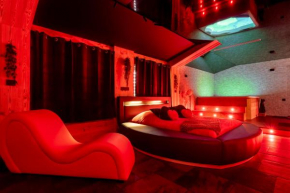 Love Room TENTATION, Jacuzzi XXL, Sauna, Fauteuil Tantra, Croix de saint André dans une ambiance de tentation, sensualité et plaisir